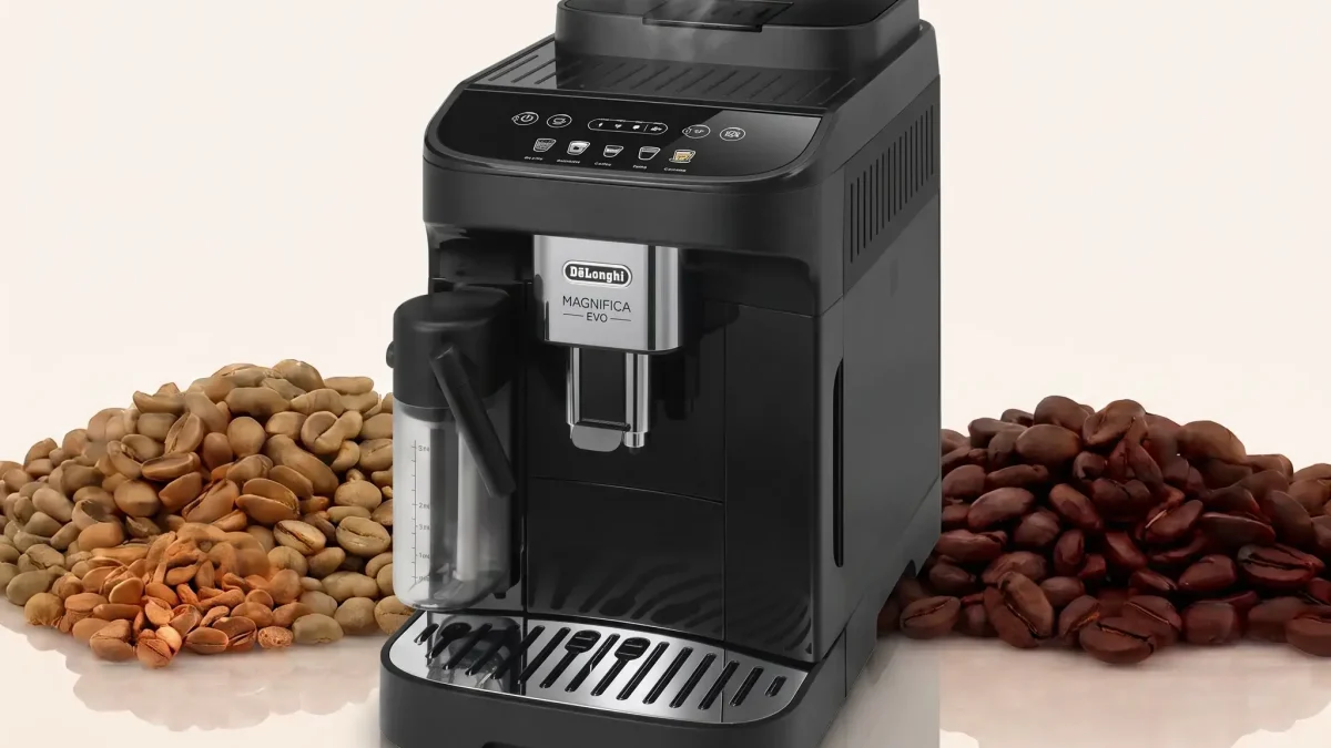 Machine à café à grain DeLonghi Magnifica Evo entourée de grains torréfiés