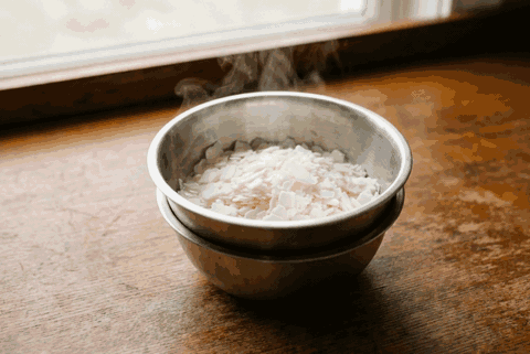 Animation de la cire fondue versée dans un pot autour d'une mèche centrée