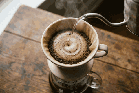Animation du versement d'eau en spirale sur le lit de café d'un dripper V60